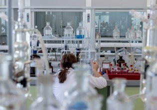 Παιδικός καρκίνος: Ελπίδα για θεραπεία επιθετικών όγκων – Δύο Έλληνες πίσω από την πρωτοποριακή μέθοδο