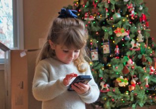 Πώς η τεχνολογία αναδιαμορφώνει την ανάπτυξη των παιδιών – Tα καλά, τα κακά και τα άγνωστα