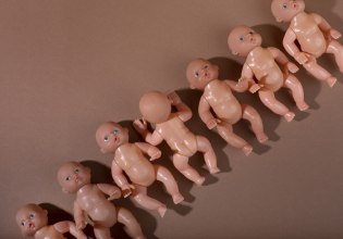 Μαιευτική βία: «Εκλεισα μόνη μου την παροχή ωκυτοκίνης»