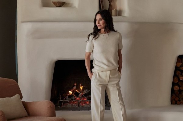 Κόρτνεϊ Κοξ: Σκηνοθετεί το θρίλερ «Evil Genius», μια αληθινή ιστορία, με τους Ντέιβιντ Χάρμπουρ και Πατρίσια Αρκέτ