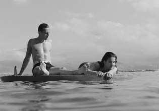 Ένας οικείος «Ξένος» του Αλμπέρ Καμύ – Μια νέα κινηματογραφική διασκευή ανοίγει παλιές αποικιακές πληγές