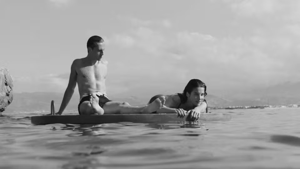 Ένας οικείος «Ξένος» του Αλμπέρ Καμύ – Μια νέα κινηματογραφική διασκευή ανοίγει παλιές αποικιακές πληγές