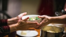 Το να τρώμε ένα καλό γεύμα μαζί με όσους αγαπάμε, μας ενώνει