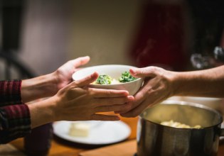 Το να τρώμε ένα καλό γεύμα μαζί με όσους αγαπάμε, μας ενώνει