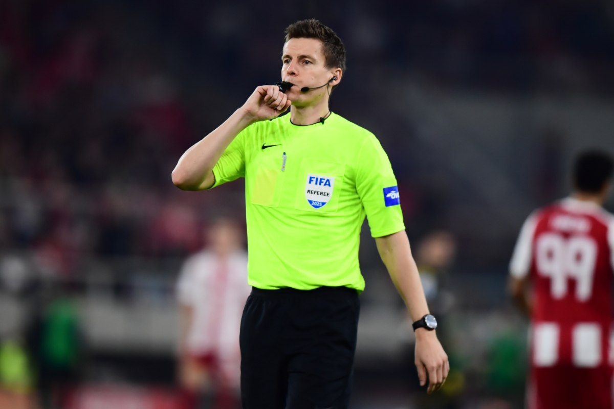 Η απίθανη δικαιολογία του Ζίμπερτ για το πέναλτι που δεν έδωσε στον Ταρέμι