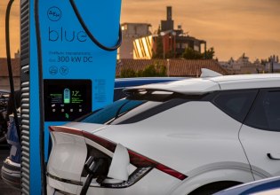ΔΕΗ blue: Φορτίζει το μέλλον της ηλεκτροκίνησης στην Ελλάδα με περισσότερα από 3.000 σημεία φόρτισης