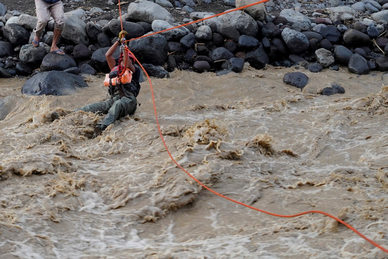 Φονικές πλημμύρες στη Νοτιοανατολική Ασία: Τουλάχιστον 350 νεκροί