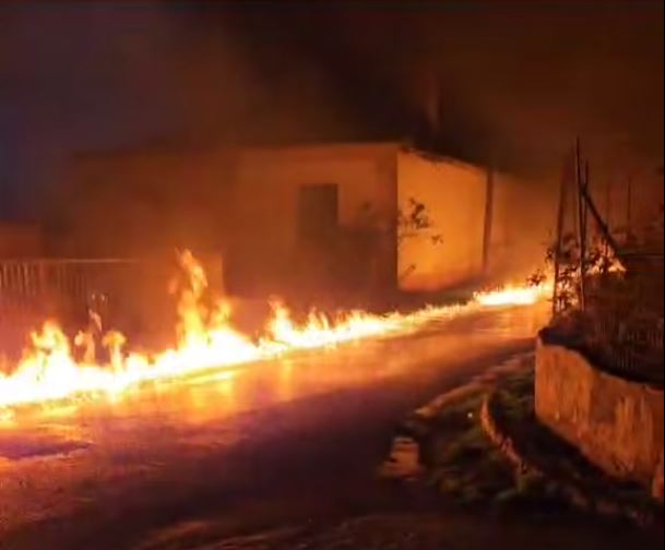 Διδυμότειχο: Μεγάλη φωτιά στο χωριό Κυανή – Πύρινο «ποτάμι» από διαρροή πετρελαίου σε αποθήκη