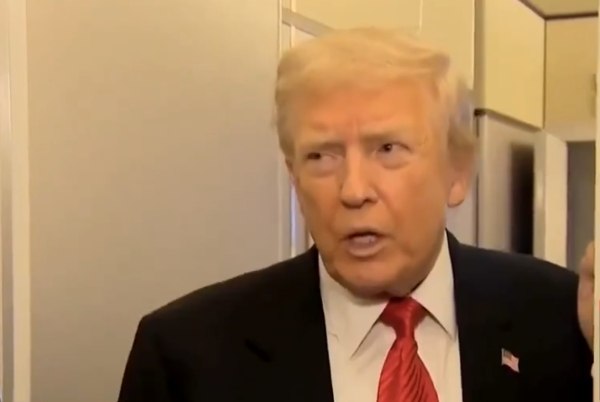 Ο Τραμπ δεν αποκλείει τίποτα ερωτηθείς για το ενδεχόμενο στρατιωτικής επέμβασης στη Νιγηρία