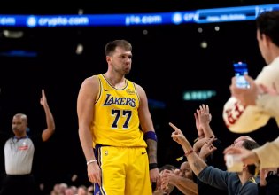 Ο Ντόντσιτς διαλύει τα ρεκόρ στο NBA και κυνηγάει τους «γίγαντες» του αμερικανικού μπάσκετ (pics, vids)