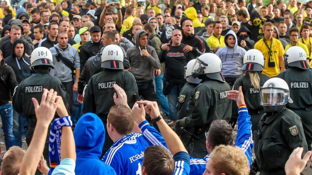 Τρομερά επεισόδια στη Γερμανία μεταξύ οπαδών της Ντόρτμουντ και της Σάλκε (vid)