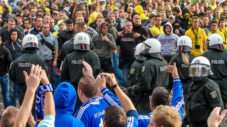 Τρομερά επεισόδια στη Γερμανία μεταξύ οπαδών της Ντόρτμουντ και της Σάλκε (vid)