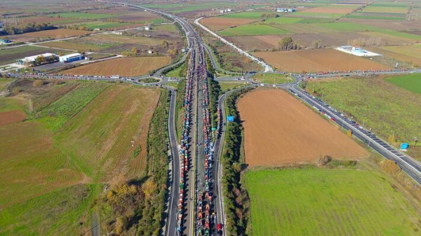 Καρδίτσα: Ουρές χιλιομέτρων από τα εκατοντάδες τρακτέρ των αγροτών στον Ε-65