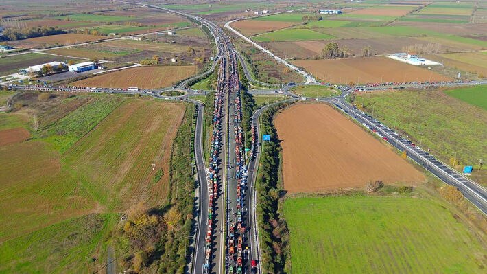 Καρδίτσα: Ουρές χιλιομέτρων από τα εκατοντάδες τρακτέρ των αγροτών στον Ε-65