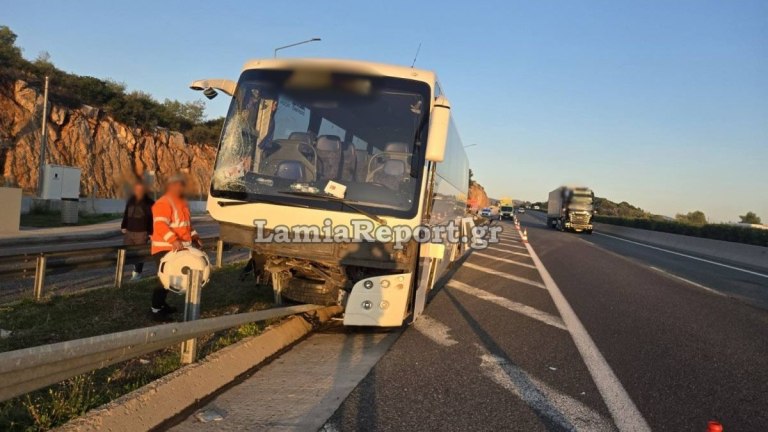 Λαμία: Τροχαίο με λεωφορείο που έπεσε στις μπάρες στην εθνική οδό - Έξι τραυματίες