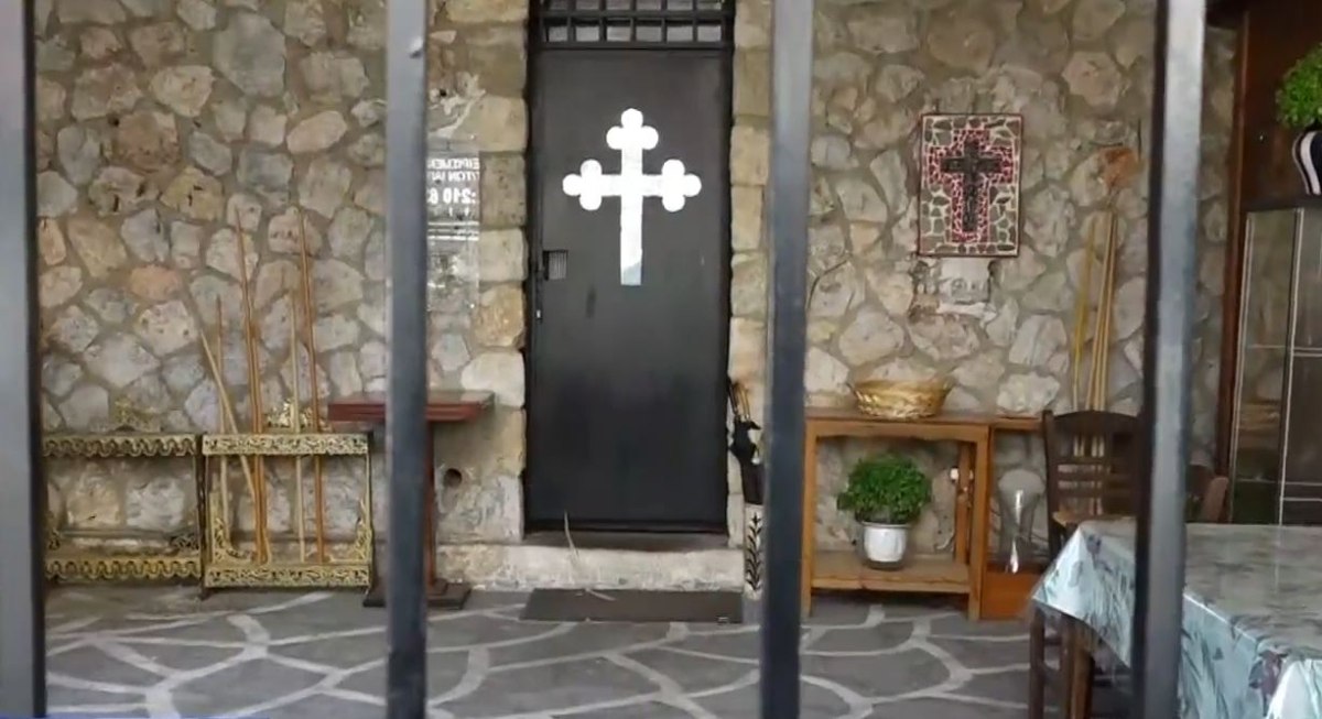 «Συνέχεια την ενοχλούσε, ήθελε λεφτά» – Συγκλονίζουν μάνα και κόρη της καρκινοπαθούς που δώρισε χρήματα στον ψευτο-ιερέα