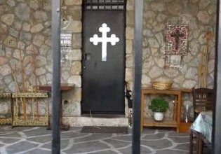 «Συνέχεια την ενοχλούσε, ήθελε λεφτά» – Συγκλονίζουν μάνα και κόρη της καρκινοπαθούς που δώρισε χρήματα στον ψευτο-ιερέα