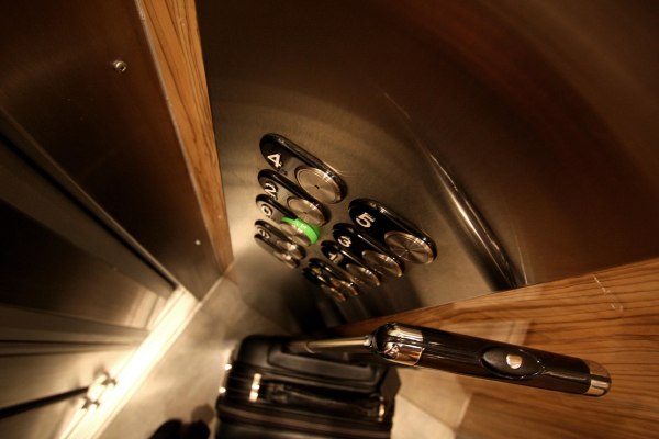 Ασανσέρ: Στο «αέρα» η διαδικασία – Πώς να γλιτώσετε τα πρόστιμα