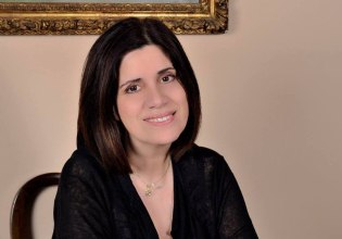 Ποια είναι η Έλλη Ρούσσου που ορκίστηκε βουλευτής της Πλεύσης Ελευθερίας