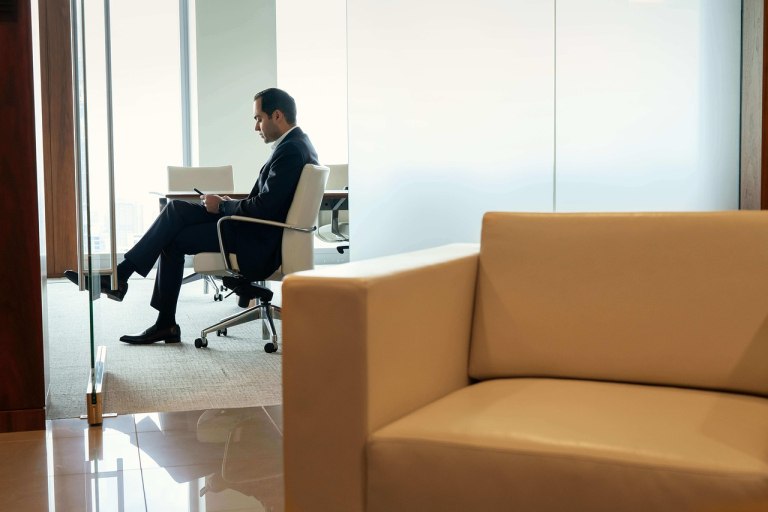 Γιατί οι εταιρείες δεν κρατούν πλέον τους υπαλλήλους τους – Η πρακτική της «συσσώρευσης εργατικού δυναμικού»