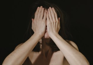 Η σιωπηλή πληγή της Ευρώπης: Ο ακρωτηριασμός γυναικείων γεννητικών οργάνων επιμένει