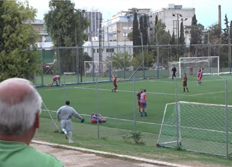 Χαμός σε αγώνα της ΕΠΣΑ: Ποδοσφαιριστής αποβλήθηκε γιατί κλώτσησε και γρονθοκόπησε αντιπάλους (vid)