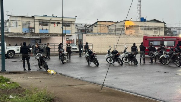 Ισημερινός: Τουλάχιστον 4 νεκροί και 34 τραυματίες σε συγκρούσεις με πυροβόλα και εκρηκτικά μέσα σε φυλακή