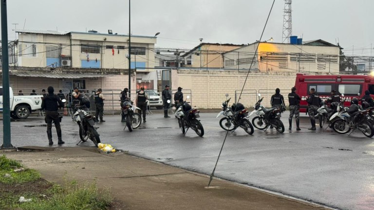 Ισημερινός: Τουλάχιστον 4 νεκροί και 34 τραυματίες σε συγκρούσεις με πυροβόλα και εκρηκτικά μέσα σε φυλακή