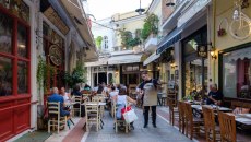 Σε ελεύθερη πτώση ο τζίρος στην εστίαση – Ραγίζουν τα «πήλινα πόδια» της οικονομίας των καφέ;