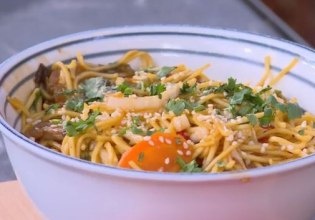 Συνταγή: Γλυκόξινα noodles με μοσχάρι