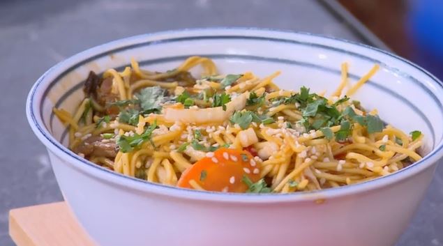 Συνταγή: Γλυκόξινα noodles με μοσχάρι