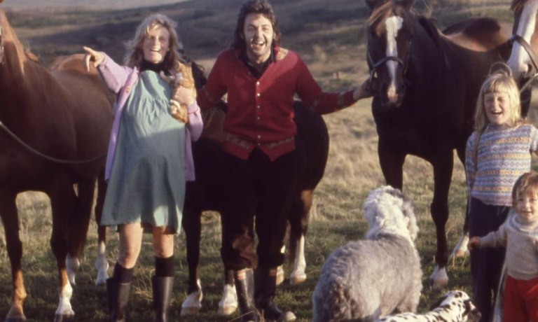 «Ο κόσμος έλεγε ότι ήμουν νεκρός -και από πολλές απόψεις ήμουν»: Ο Πολ ΜακΚάρτνεϊ για τα χαμένα χρόνια μετά τους Beatles