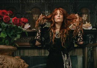 Florence Welch: Η ιέρεια της σύγχρονης βρετανικής μουσικής επιστρέφει στην Αθηνα