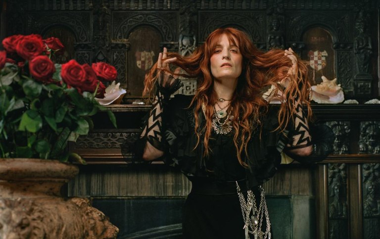 Florence Welch: Η ιέρεια της σύγχρονης βρετανικής μουσικής επιστρέφει στην Αθηνα