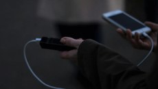 Αυστραλία: Άνδρας έπιασε φωτιά μετά από υπερθέρμανση φορητού φορτιστή – «Το οξύ της μπαταρίας πετάχτηκε παντού»