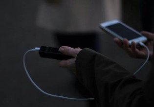 Αυστραλία: Άνδρας έπιασε φωτιά μετά από υπερθέρμανση φορητού φορτιστή – «Το οξύ της μπαταρίας πετάχτηκε παντού»