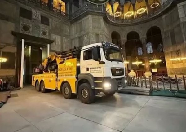 Κωνσταντινούπολη: Σάλος με φορτηγό που μπήκε στην Αγία Σοφία για να γίνουν εργασίες