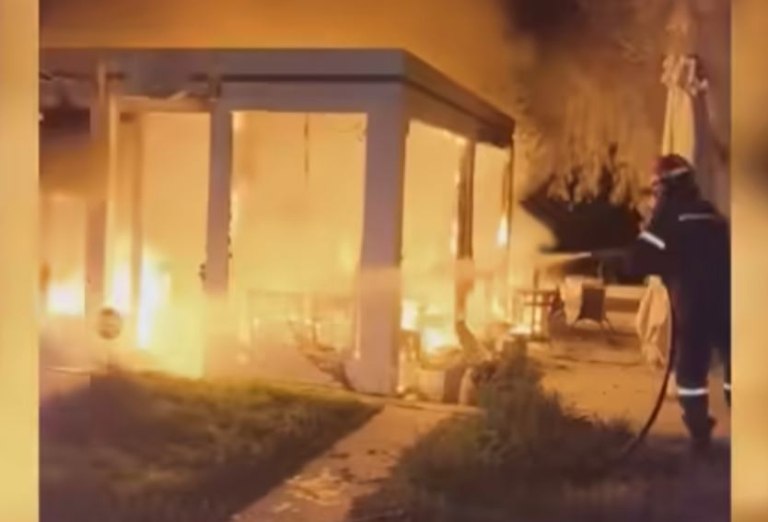 Λακωνία: Έκρηξη και φωτιά σε καφετέρια γεμάτη κόσμο στη Νεάπολη – Δεν υπήρξαν τραυματίες