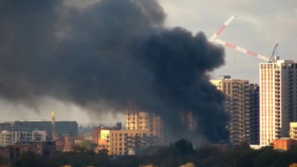 Μεγάλη φωτιά σε αποθήκη στο Λονδίνο – Φόβοι για εκρήξεις, εκκενώθηκε η περιοχή