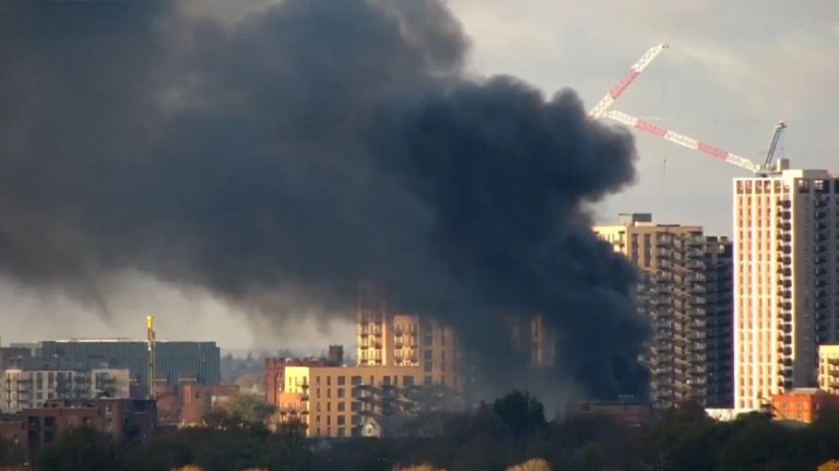 Μεγάλη φωτιά σε αποθήκη στο Λονδίνο – Φόβοι για εκρήξεις, εκκενώθηκε η περιοχή