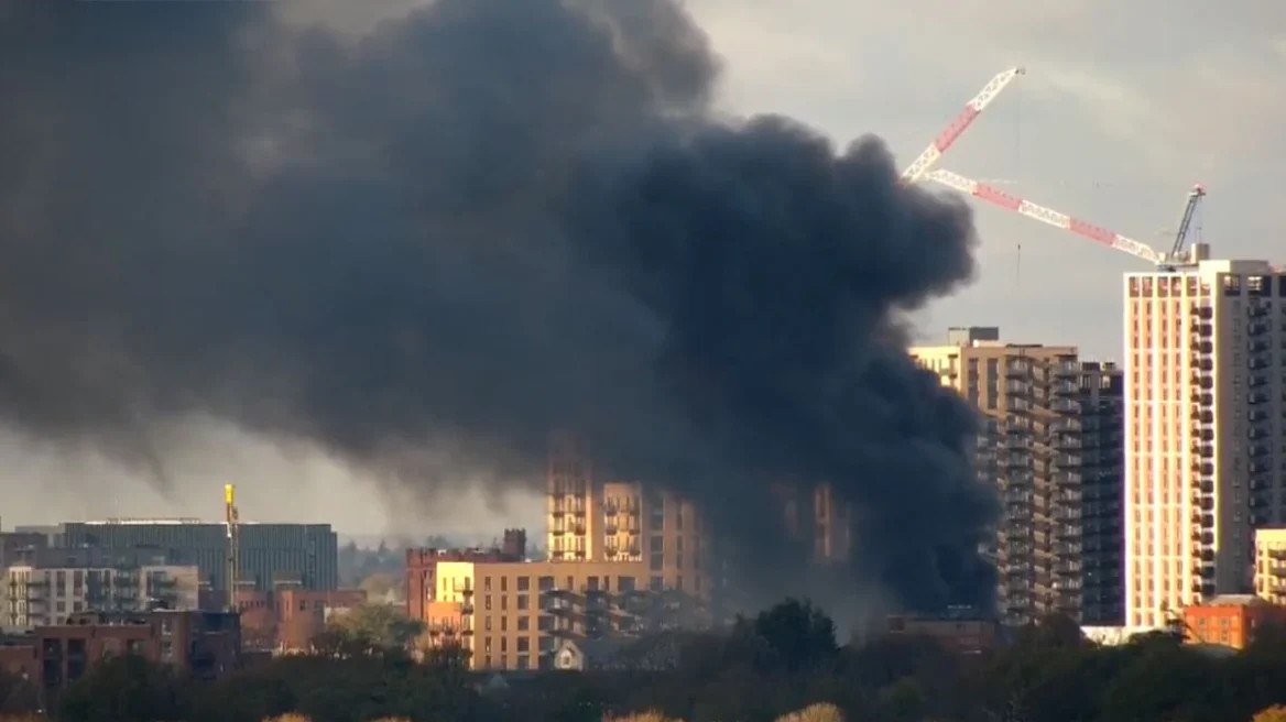 Μεγάλη φωτιά σε αποθήκη στο Λονδίνο – Φόβοι για εκρήξεις, εκκενώθηκε η περιοχή