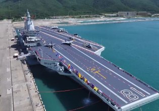 Η Κίνα έθεσε σε υπηρεσία το υπερσύγχρονο αεροπλανοφόρο Φουτζιάν [βίντεο]