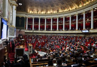 Γαλλία: Απορρίφθηκε σχεδόν ομόφωνα από την Κάτω Βουλή το σχέδιο προϋπολογισμού του 2026