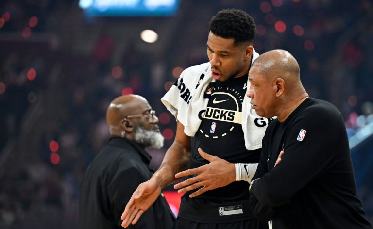 Τραυματίστηκε ο Αντετοκούνμπο στην ήττα των Μπακς στο Κλίβελαντ