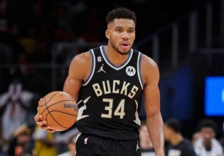 Ο Αντετοκούνμπο «τρομάζει» το NBA και «διαλύει» τη στατιστική – Κορυφαία επίδοση όλων των εποχών (pic, vid)