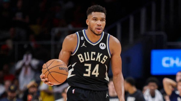 Ο Αντετοκούνμπο «τρομάζει» το NBA και «διαλύει» τη στατιστική – Κορυφαία επίδοση όλων των εποχών (pic, vid)