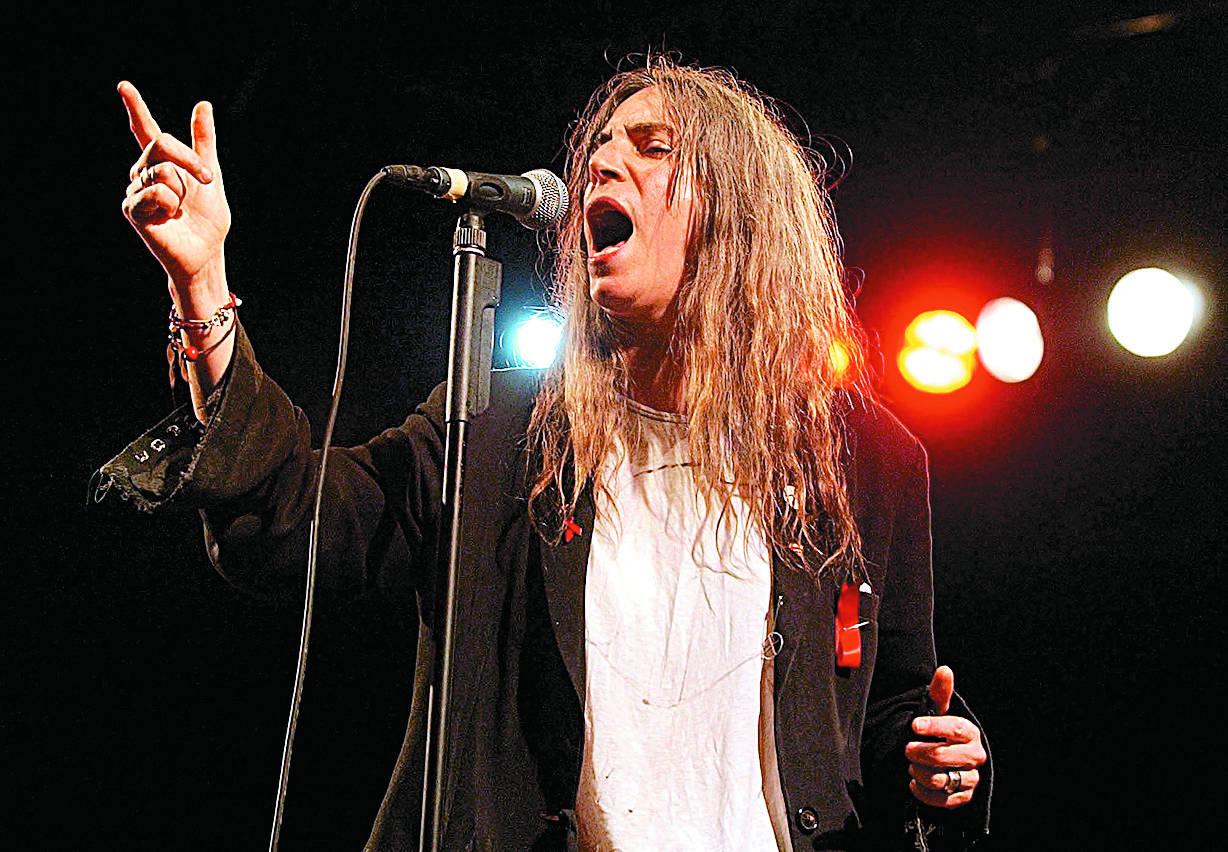 Rosalía x Patti Smith: Η «ιερή» σύμπραξη που έκανε την ποπ τελετουργία