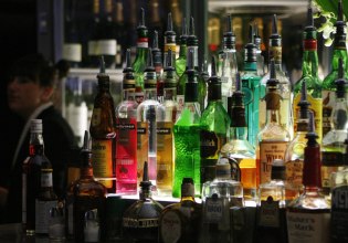 Αλκοόλ και καπνικά προϊόντα: Σύσκεψη για την προστασία των ανηλίκων – Τρία νέα ψηφιακά εργαλεία