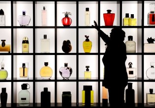 Gen Z: Η νέα γενιά που μετατρέπει το άρωμα σε σύμβολο ταυτότητας