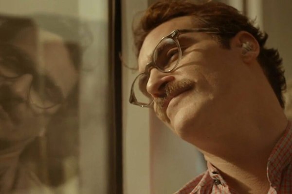 «Parasocial»: Η λέξη που εξηγεί γιατί ερωτευόμαστε σταρ και chatbots